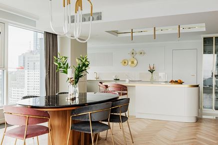 Z panoramą stolicy w tle