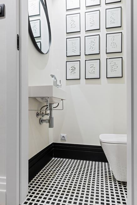 Biało-czarna toaleta z mozaikową podłoga Black&White
