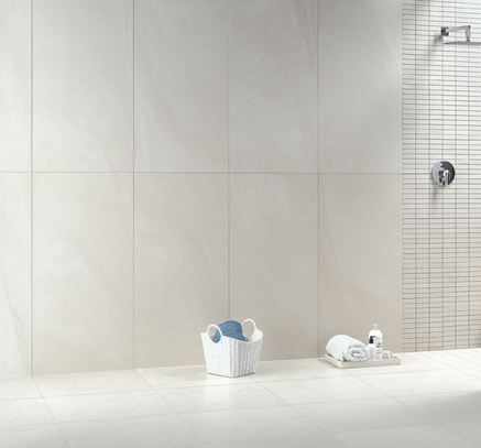Aranżacja białej łazienki z mozaiką