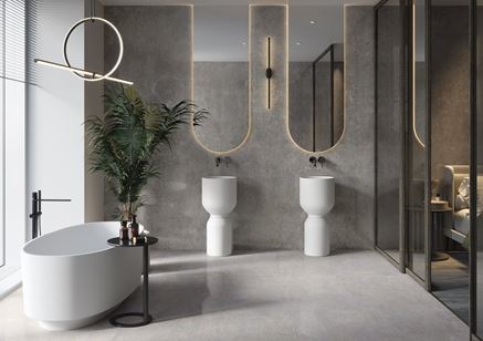 Szara łazienka w stylu glamour z ceramiką wolnostojącą