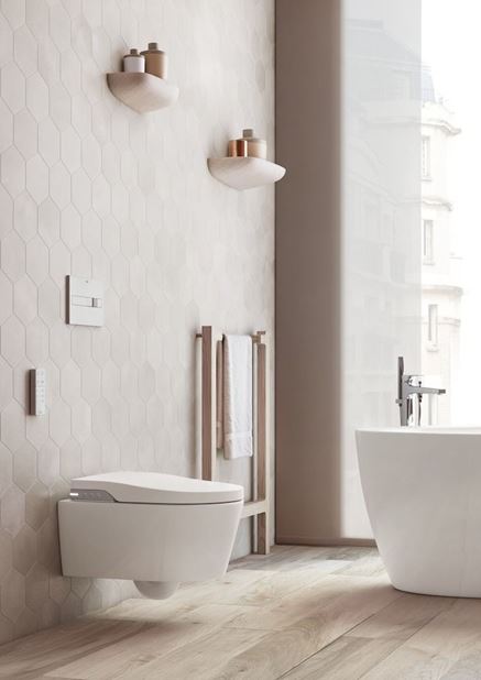 Toaleta myjąca Roca Inspira w łazience z heksagonami