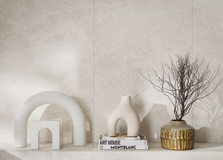 Ściana w salonie w wykończeniu kaflami Cerrad Distinct Ivory Silky Cristal