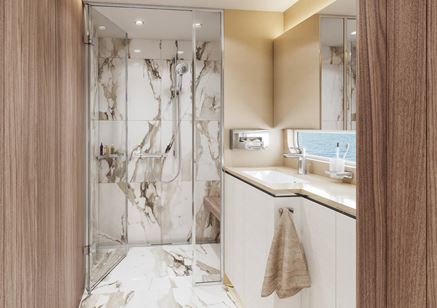 Marmur i drewno w biało-beżowej łazience