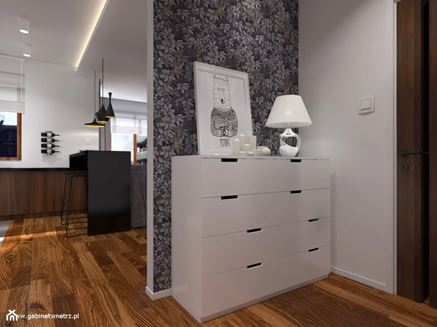 Przedpokój z florystyczną tapetą