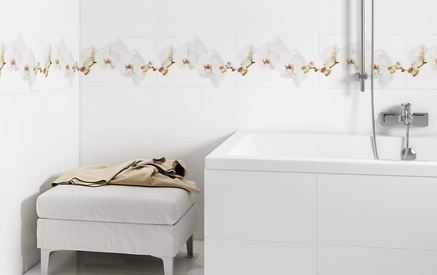 Dekor i biała ściana w łazience
