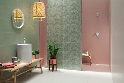 Aranżacja różowo-zielonej łazienki z liściastą ścianą