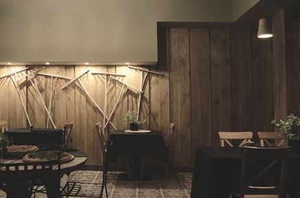 Sala restauracyjna z rustykalnymi motywami