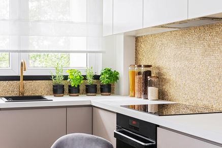 Kuchnia z oknem i ścianą w złotym wykończeniu mozaiką Dunin Metallic