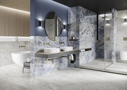 Szaro-niebieska łazienka w stylu glamour