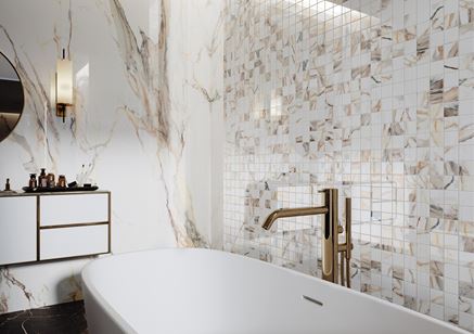Marmurowa mozaika w stylowej łazience Cerrad Calacatta Gold