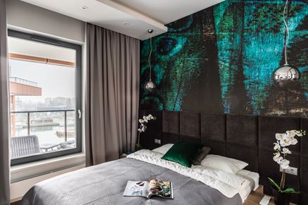 Sypialnia z tapetą z motywem pawiego pióra
