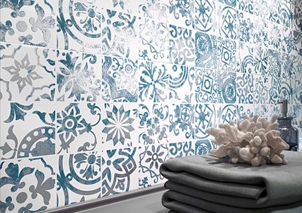 Detal niebieskiej płytki dekoracyjnej Cersanit Dekorina