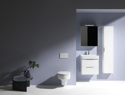 Minimalistyczna łazienka z białymi meblami i ceramiką