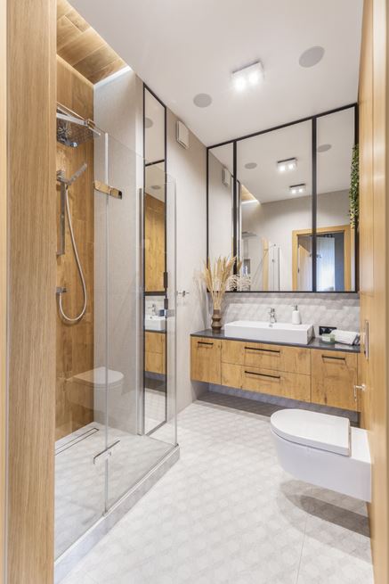 Łazienka w szarym kolorze z prysznicem w drewnie