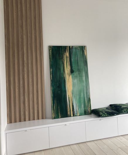 Niska szafka i abstrakcyjny obraz z zielenią w gabinecie