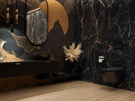 Beżowe drewno i ciemny marmur w aranżacji łazienki z czarną ceramiką