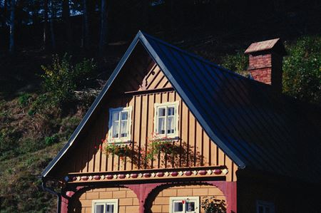 Dach płaski, dwuspadowy czy kopertowy? Jak geometria dachu wpływa na koszt stanu surowego.