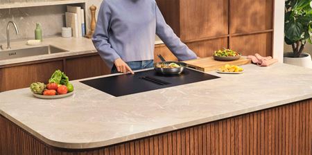 Płyta indukcyjna, która zachowuje wygląd na lata. Odporna, elegancka i łatwa w czyszczeniu dzięki powierzchni SaphirMatt® 