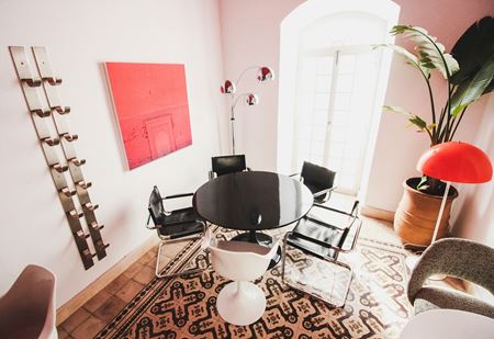 Styl eklektyczny we wnętrzach - kompletny przewodnik. Jak łączyć style z klasą?