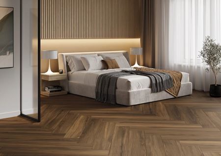Drewnopodobne płytki w sypialni