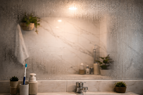 Zaparowane lustro w łazience - przyczyny i najpopularniejsze sposoby zapobiegania