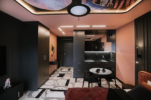 Czerń, róż i teatralna scenografia. Apartament we Wrocławiu, który łamie schematy