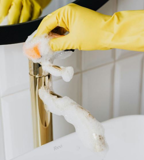 Jak czyścić złote baterie szczotkowane? Kompletny przewodnik pielęgnacji armatury PVD