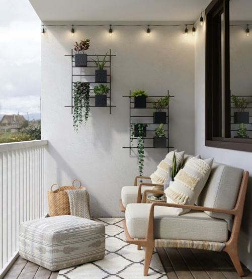 Jak urządzić wąski balkon w bloku? Pomysły na przytulne miejsce do relaksu