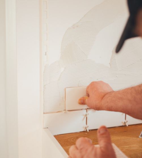 Jak układać płytki ceramiczne na ścianie?