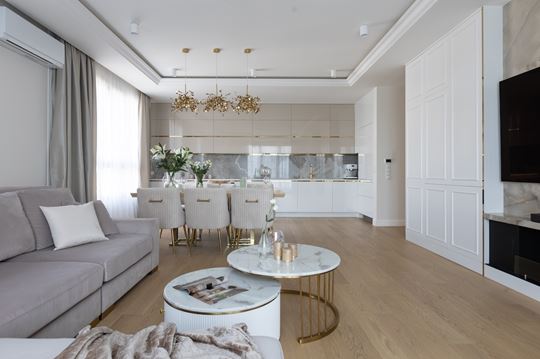 Współczesna elegancja: Apartament w stylu modern classic od Miśkiewicz Design