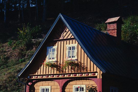 Dach płaski, dwuspadowy czy kopertowy? Jak geometria dachu wpływa na koszt stanu surowego.