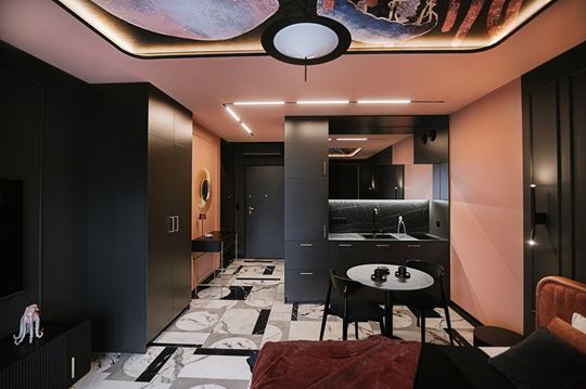 Czerń, róż i teatralna scenografia. Apartament we Wrocławiu, który łamie schematy