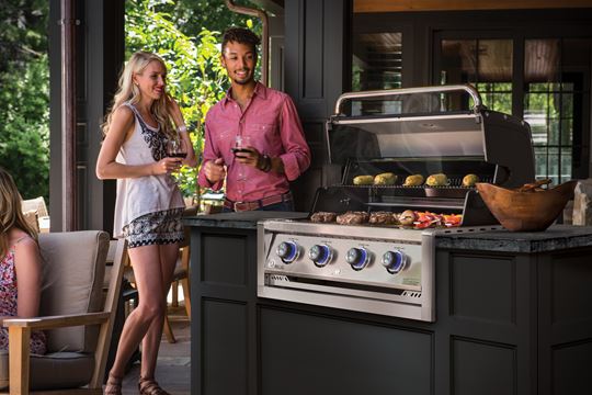 Nowoczesny taras z grillem gazowym Broil King - Jak dobrać model do stylu minimalistycznego