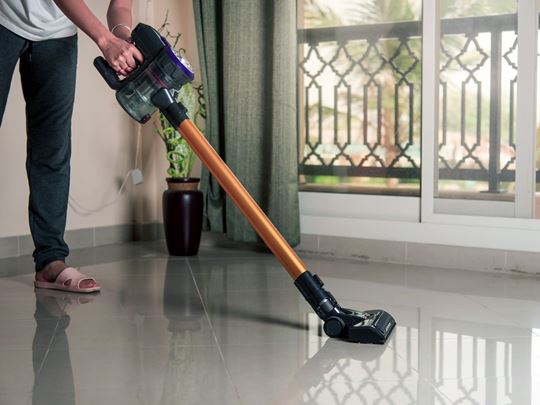 Jak wybrać odkurzacz domowy? Przegląd rodzajów i najnowszych technologii