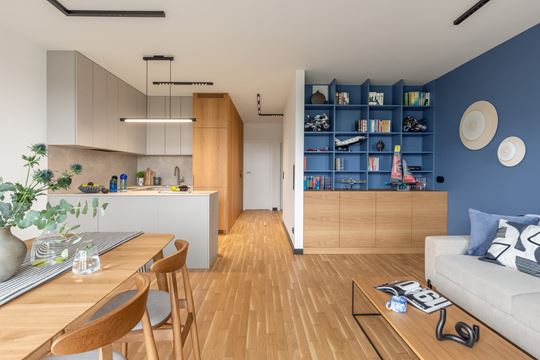 Błękit, drewno i pasja – warszawski apartament skrojony na miarę