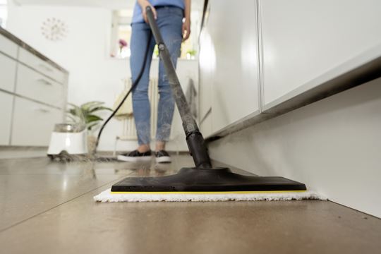 Sprzątanie mopem parowym – czy warto? Poznaj najważniejsze zalety