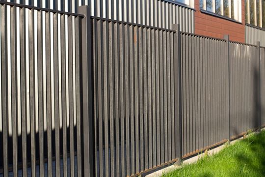Jakie zalety posiadają ogrodzenia metalowe wykonane z wysokiej jakości stali ocynkowanej?