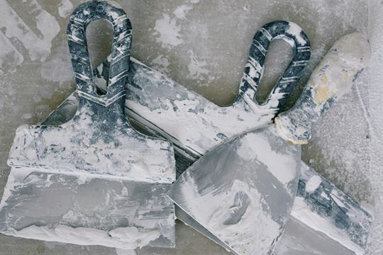 Jak uzupełnić ubytki w płytkach ceramicznych? Poradnik krok po kroku