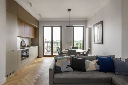 Eklektyczne wnętrze z kobaltowym akcentem