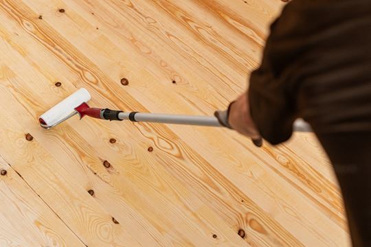 Drewniana podłoga – jak ją zabezpieczyć?