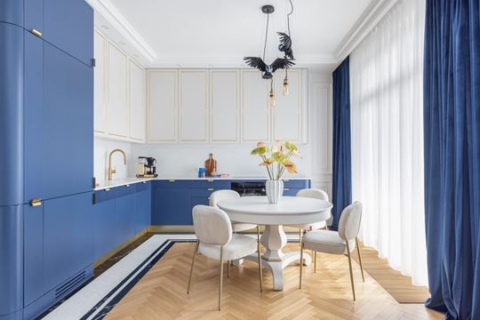 Kolorowe wnętrza w warszawskiej kamienicy