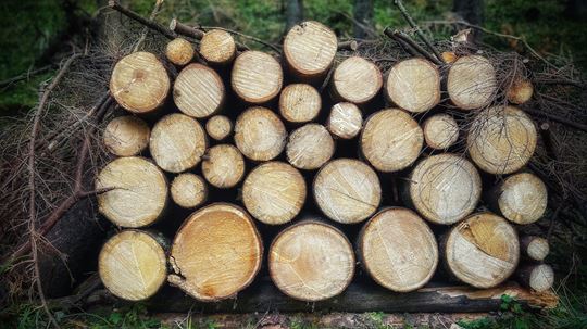 Piec co na drewno – nowoczesne źródło ciepła dla domu i biznesu z rozwiązaniami Defro