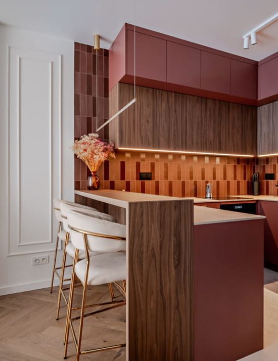Burgundowe wnętrze w stylu modern classic 