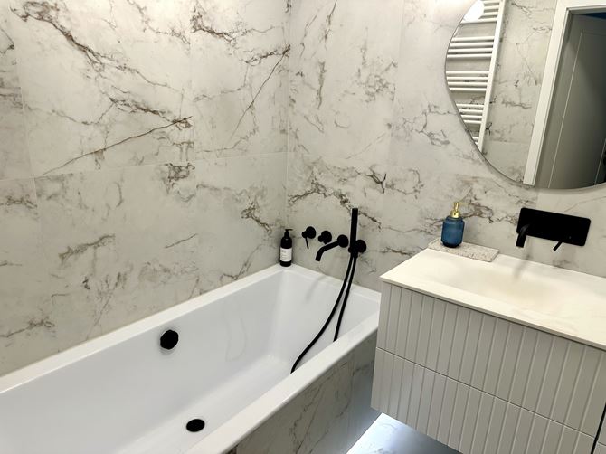 Łazienka glamour z wanna w zabudowie.jpg