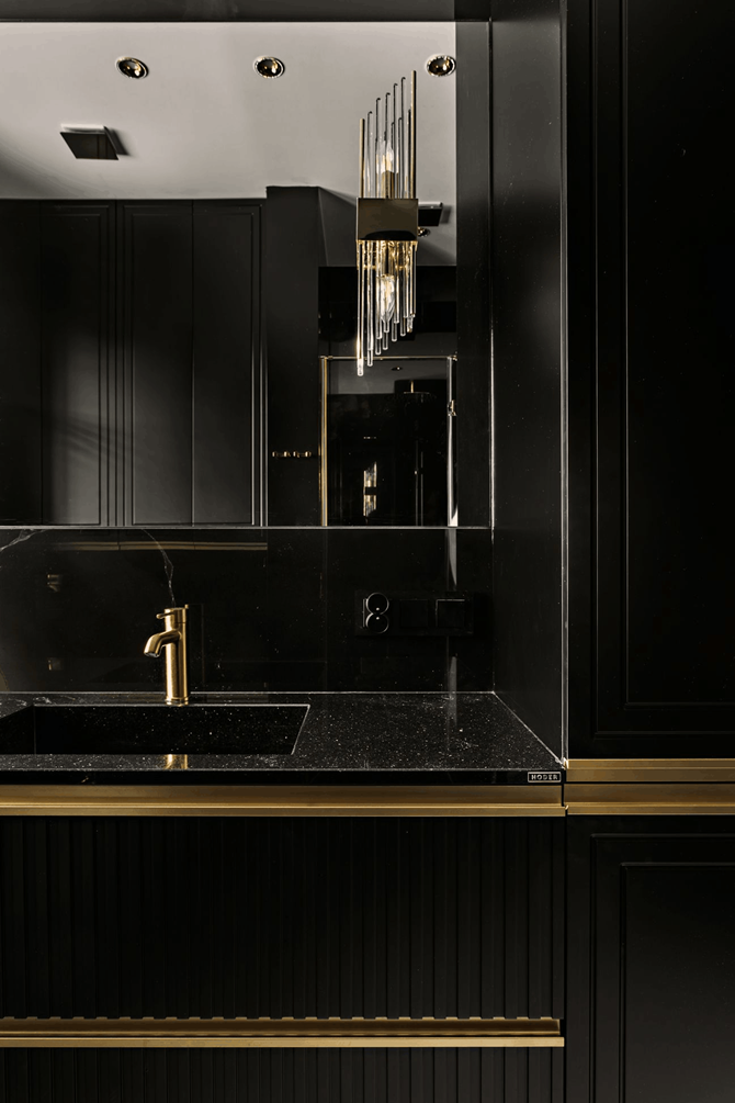 Łazienka w czerni i złocie, projekt AVO Architects