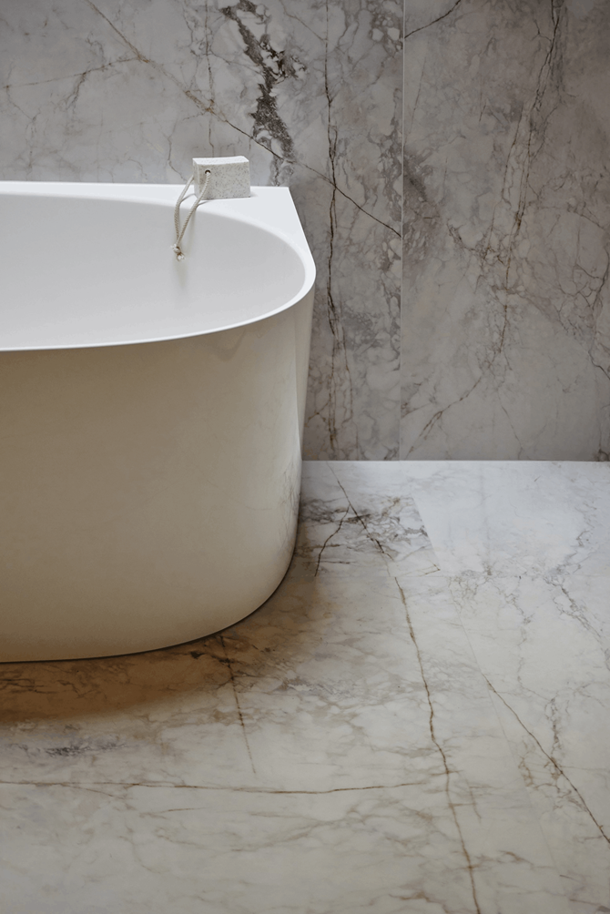 Łazienka z wanną w gresie Tubądzin Balance Stone