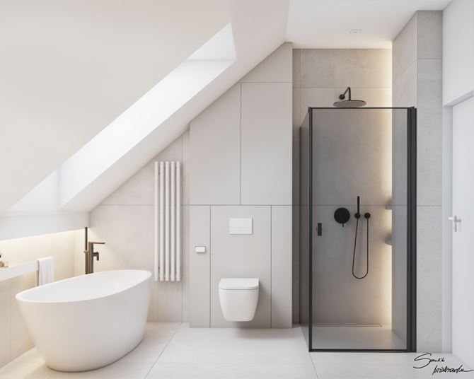 Jasna łazienka na poddaszu z wanną wolnostojącą i kabiną prysznicową