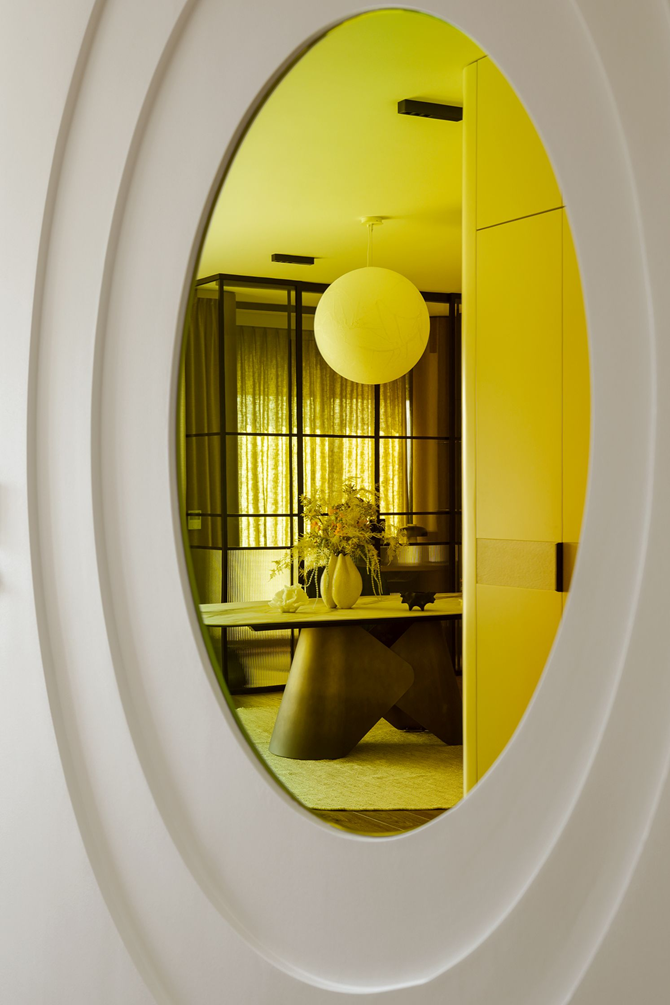 Żółte lustro w aranżacji apartamentu na kabatach, projekt Artewizjon.png