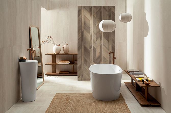 Łazienka w jasnym kamieniu z ceramiką wolnostojącą
