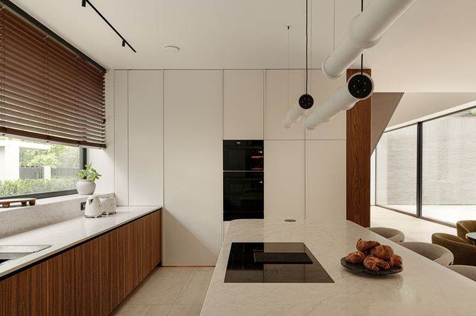 Aranżacja kuchni w bieli i drewnie, projekt SAAN Architects.jpg